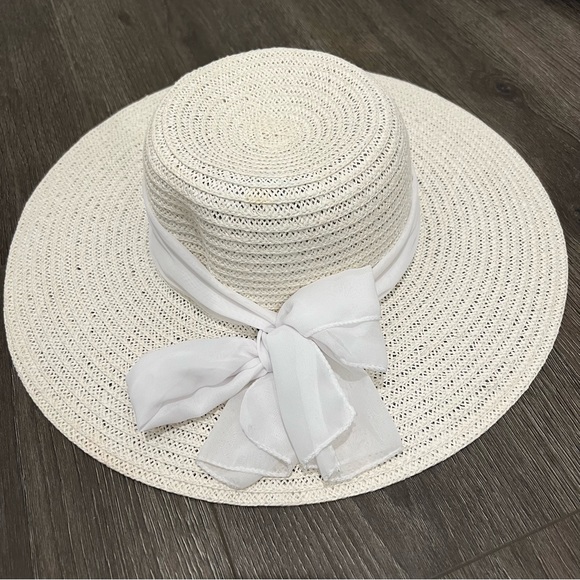 White sun hat - Picture 2 of 4